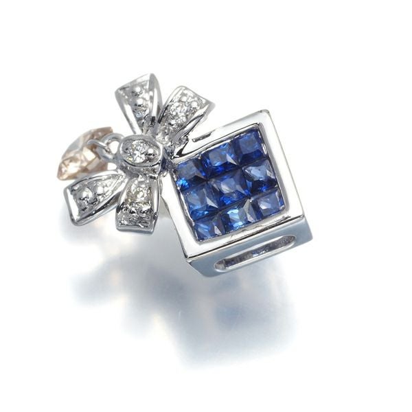 レ・エッセンシャル ペンダントトップ サファイア ダイヤ ミステリーセッティング スクエア リボン K18WG 