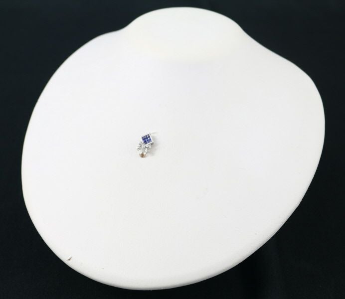 レ・エッセンシャル ペンダントトップ サファイア ダイヤ ミステリーセッティング スクエア リボン K18WG 