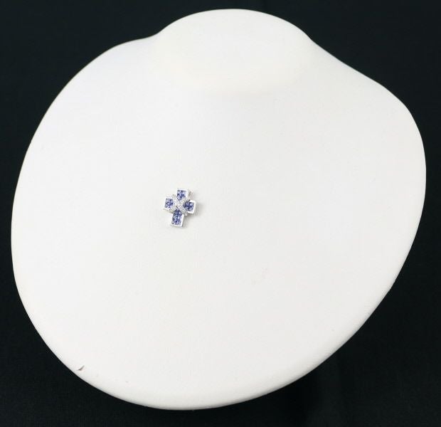 レ・エッセンシャル ペンダントトップ サファイア ダイヤ ミステリーセッティング クロス K18WG 